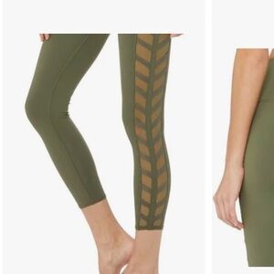 Alo yoga chevron capri pants in white size medium